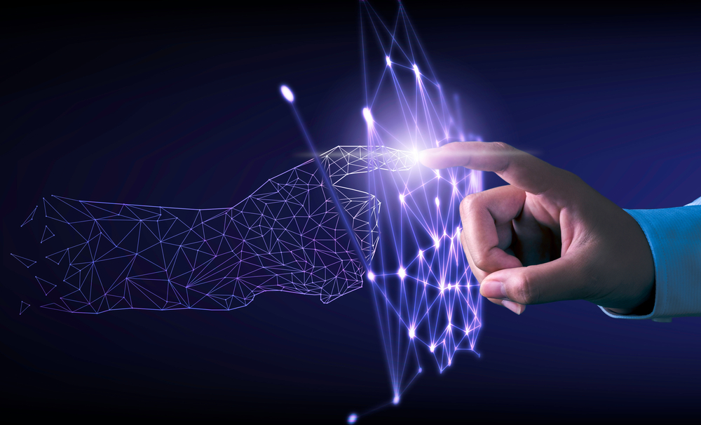 Una mano humana interactuado con una mano virtual