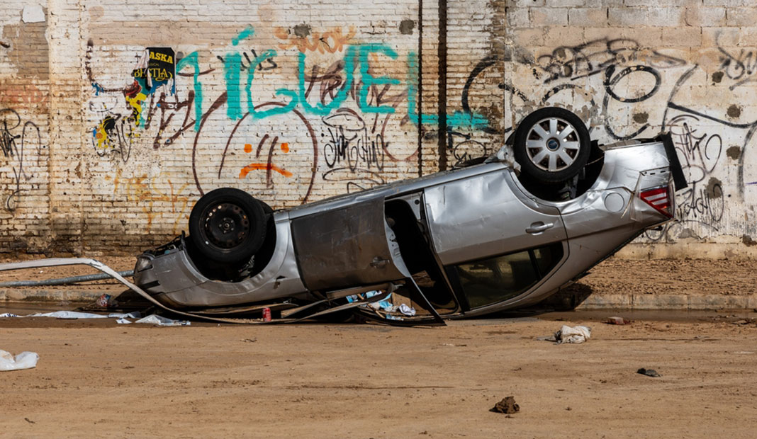 Coche volcado por los efectos de la Dana en Valencia