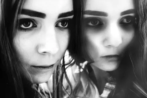 Síndrome de Cotard, los verdaderos muertos vivientes Chica reflejada en un espejo