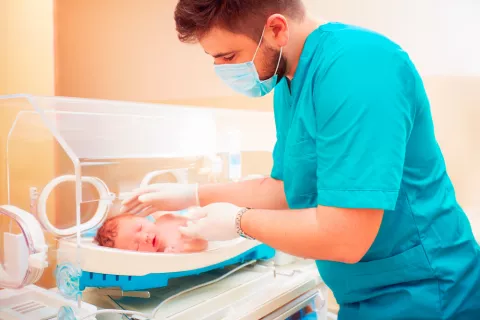 Complicaciones asociadas a la prematuridad Bebé prematuro en la incubadora
