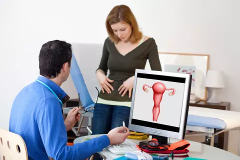 Diagnóstico de los miomas Mujer en la consulta del ginecólogo