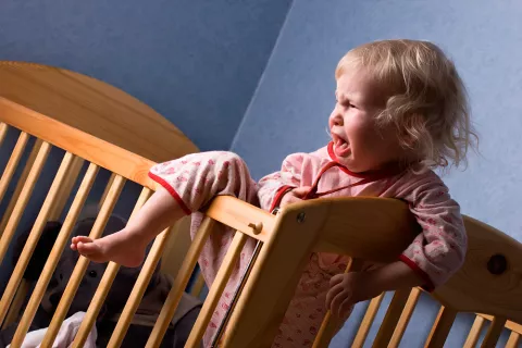 Bebé llorando por no poder dormir Bebé con llanto por insomnio