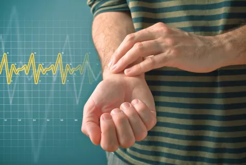 Qué hacer en caso de sufrir palpitaciones cardíacas Un hombre tomándose el pulso