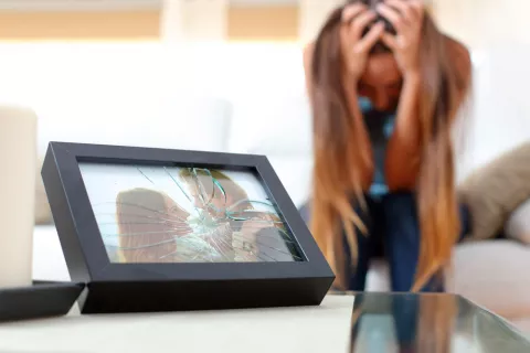 Tipos de depresión Mujer deprimida tras ruptura sentimental