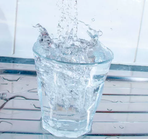 Cloro Vaso de agua con cloro