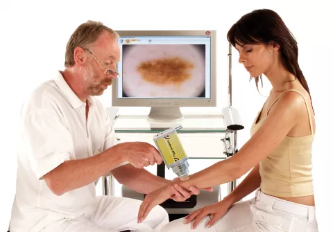Dermatoscopia digital Paciente en la consulta del dermatólogo