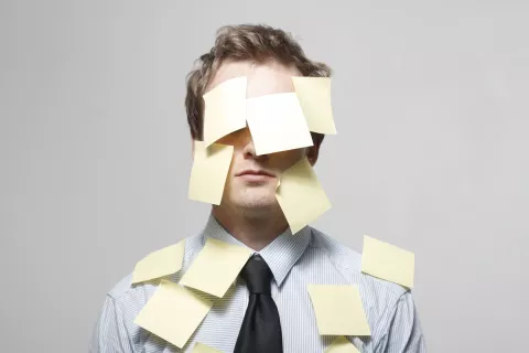 ¿Cómo funciona la memoria? Hombre cubierto con post-it