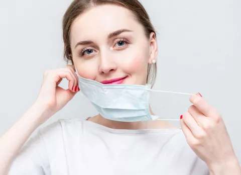 Cómo quitarse la mascarilla sin riesgos Cómo retirar la mascarilla higiénica con seguridad