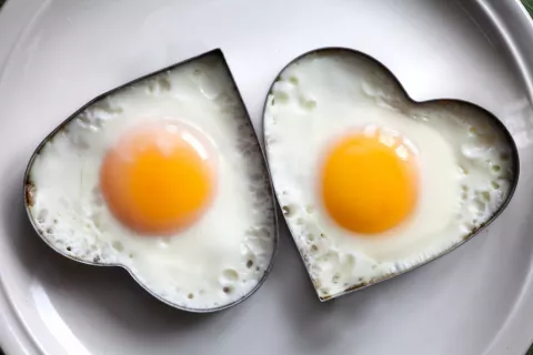 Los huevos fortificados no suben el colesterol y pueden mejorar la salud Huevos cocinados en unos moldes con forma de corazón