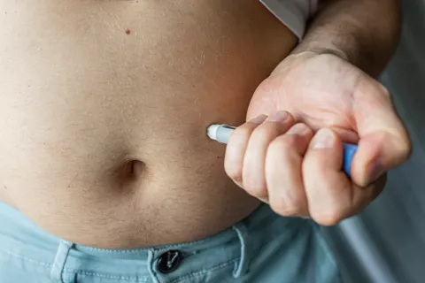 Persona obesa aplicándose en nuevo tratamiento