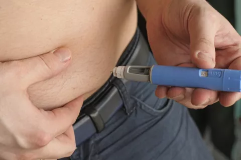 Vinculan el uso de Ozempic y Wegovy con una rara afección que causa ceguera Persona obesa inyectándose semaglutida