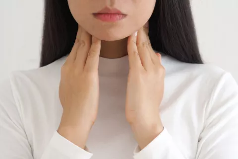 Mujer con problemas de hipertiroidismo